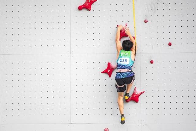 乐竞体育APP官网-攀岩全锦赛:赵一程男子速度赛夺冠 伍鹏复出摘银